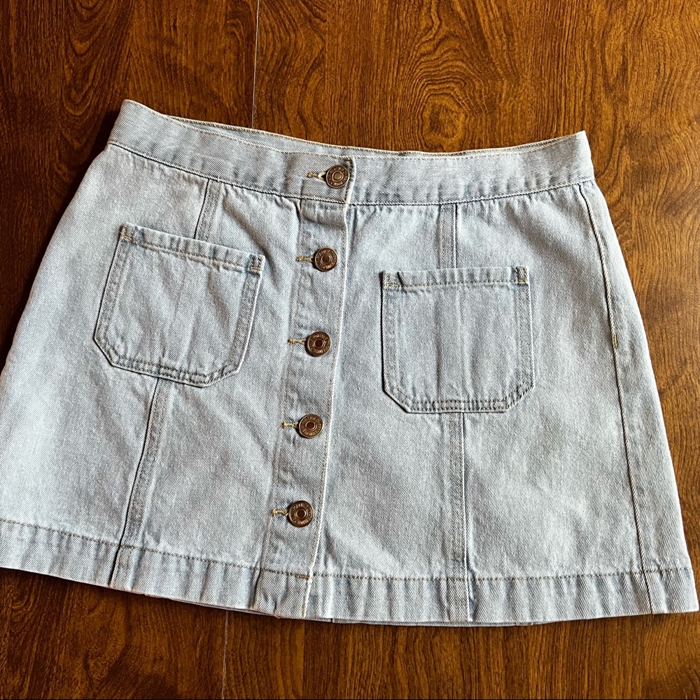 FOREVER 21 Denim Light Wash blue button down Mini skirt Junior size 28/6